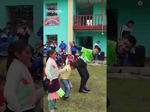 Poliziotto balla con i bambini durante la Chocolotada, la tradizionale festa di Natale in Perù