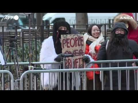 Luigi Mangione in tribunale, sostenitori a suo favore all’esterno