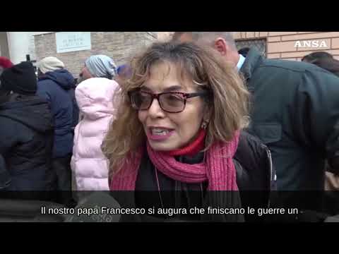 Giubileo, tra i fedeli in coda per l’apertura della Porta Santa: “Arrivi la pace”