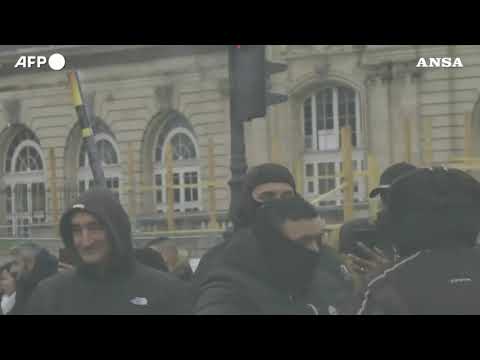 Taxi in sciopero a Parigi, in 500 protestano vicino l’Assemble’e Nationale