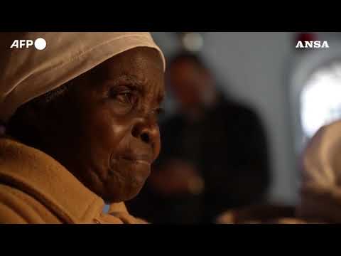 Betlemme, fedeli in preghiera nella Chiesa della Nativita’