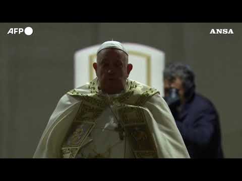 Papa Francesco apre la Porta Santa della Basilica di San Pietro