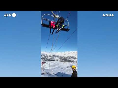 Seggiovia in panne nelle Alpi francesi, evacuati 240 sciatori