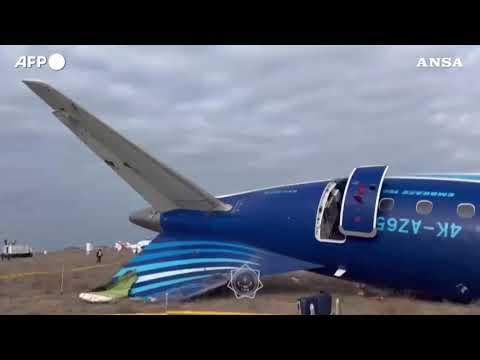 Aereo precipitato in Kazakistan, l’arrivo dei soccorsi sul luogo dello schianto