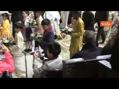 Papa Francesco depone il Bambino Gesù nel presepe della Basilica di San Pietro