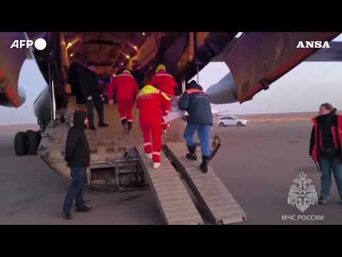 Kazakistan, aereo precipitato: i soccorritori trasferiscono feriti a Mosca