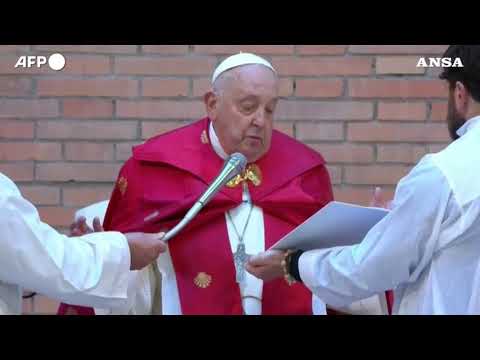 Giubileo, il Papa ha aperto la Porta Santa al carcere di Rebibbia