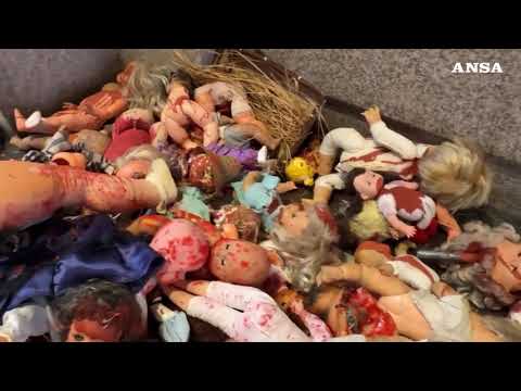 Torino, un mucchio di bambolotti ‘insanguinati’ in Galleria San Federico