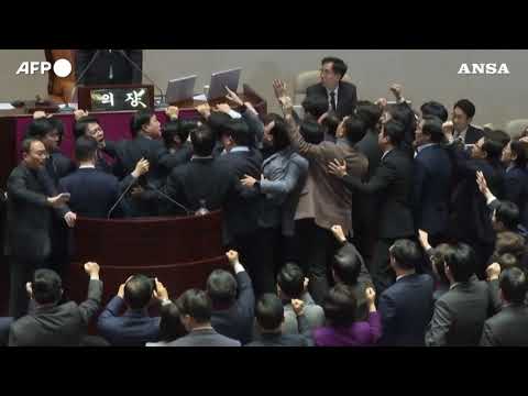 Seul, si’ del Parlamento a impeachment del presidente ad interim Han