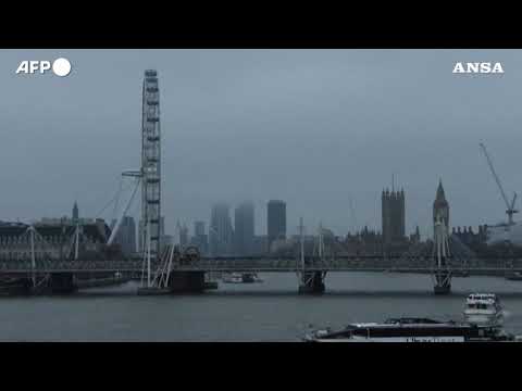 Londra avvolta dalla nebbia: aeroporti bloccati e ritardi nei voli