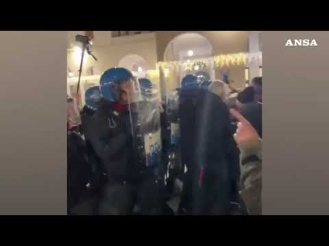 Folto gruppo di cittadini a una manifestazione antifascista a Brescia