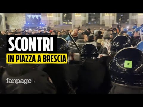 A Brescia tensioni in piazza al presidio antifascista, scontri tra manifestanti e polizia