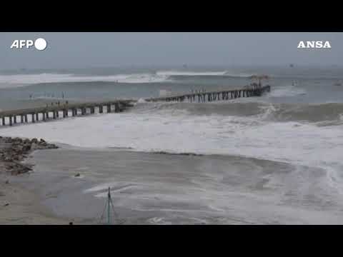 Onde anomale in Peru’, persone in fuga sul molo di Lobitos