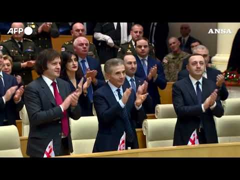 Kavelashvili presta giuramento come presidente della Georgia