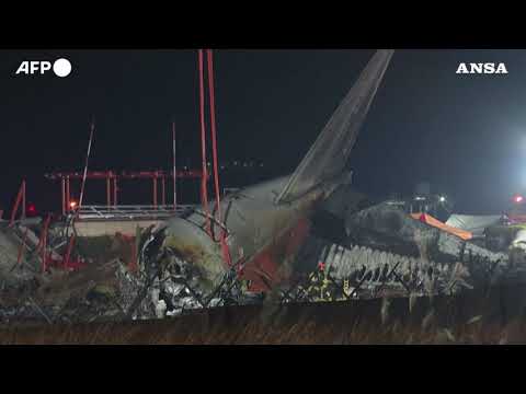 Schianto aereo in Corea del Sud, le squadre di soccorso ancora al lavoro