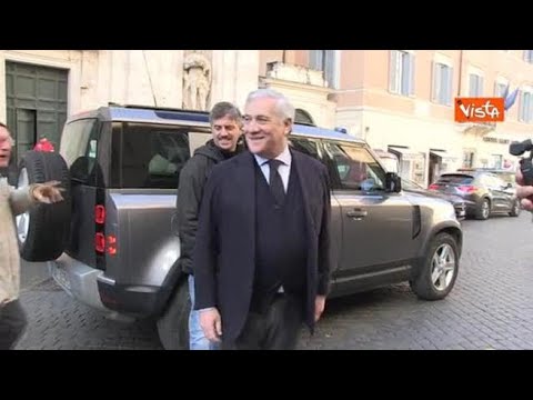 Siparietto tra Tajani e un passante: “Sinistra rovina l’Italia”, “Ma ora ci siamo noi, ripariamo”