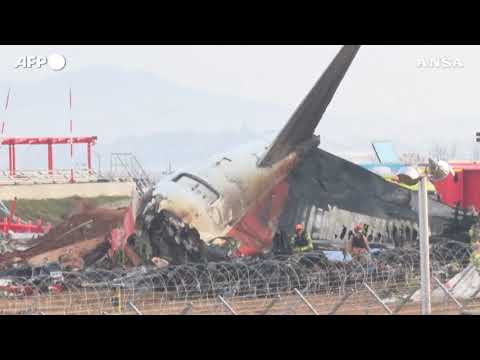 Corea Sud, le squadre di soccorso ispezionano il relitto dell’aereo precipitato