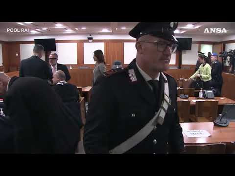 Venezia, stretta di mano fra il difensore di Turetta e Gino Cecchettin