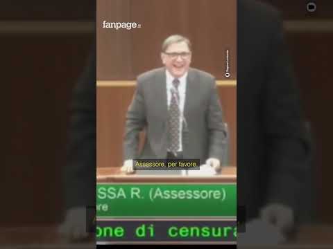 Rissa sfiorata durante il Consiglio regionale della Lombardia