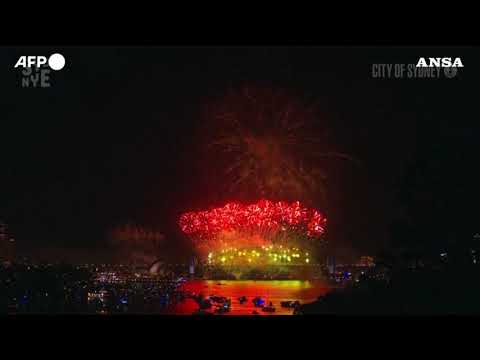 Capodanno, il porto di Sydney si illumina con i fuochi d’artificio