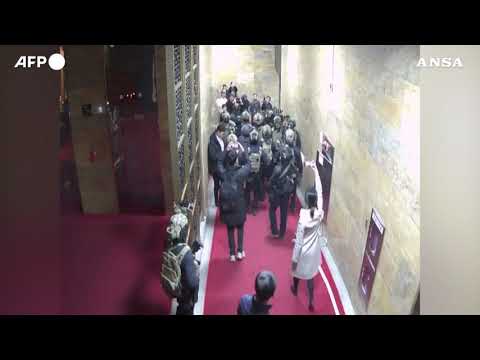 Caos a Seul, l’esercito sudcoreano prende d’assalto il Parlamento