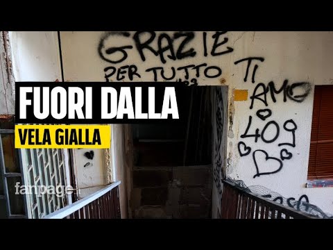 Scampia, gli abitanti fuori dalla Vela Gialla: “Difficile lasciare questo posto, ma è pericoloso”