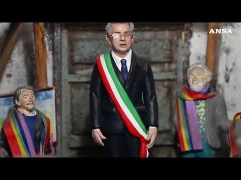 Napoli, il sindaco Manfredi in fascia tricolore nel presepe del Comune
