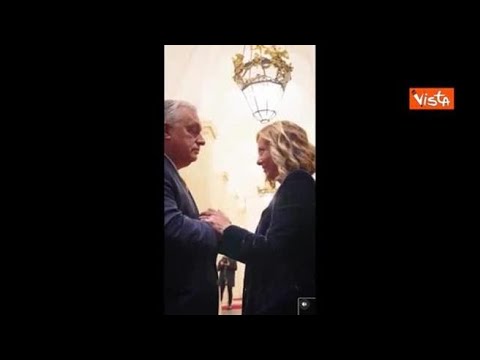 “Take care”, il saluto e il bacio di Orban a Meloni dopo l’incontro a Palazzo Chigi