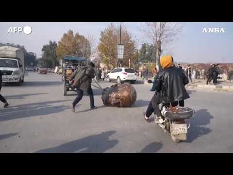 Siria, i ribelli abbattono la statua del defunto presidente Hafez al-Assad