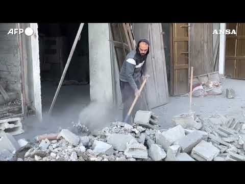 Gaza, palestinesi tra le macerie dopo un raid israeliano su Nuseirat