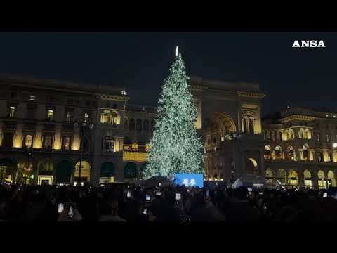 Milano-Cortina 2026, acceso l’albero di Natale in piazza Duomo