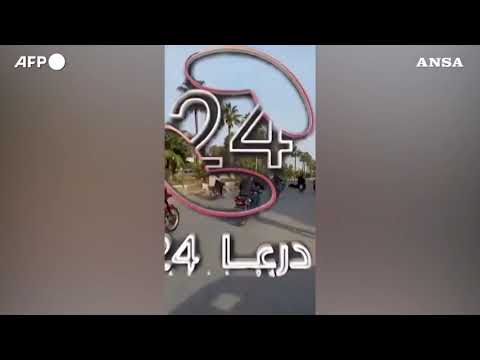 Siria, i ribelli trascinano la statua di Hafez al-Assad per le strade di Daraa