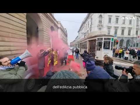 Milano, flash mob con letame su tappeto rosso davanti alla Scala