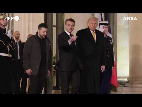 Trilaterale all’Eliseo con Macron, al termine stretta di mano Trump-Zelensky
