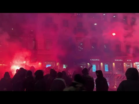 Protesta alla Prima della Scala a Milano: fumogeni e petardi contro blocco delle forze dell’ordine