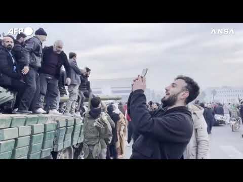 Damasco, i ribelli festeggiano la ‘liberazione’ della capitale siriana