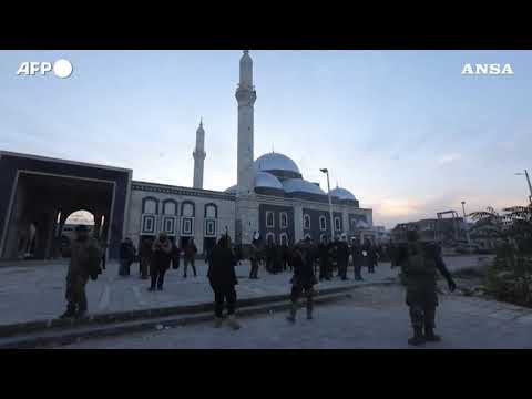 Siria, le milizie ribelli sparano in aria dopo aver conquistato Homs