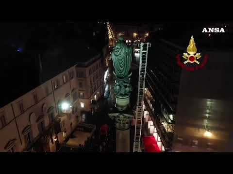 Roma, i pompieri omaggiano la statua della Madonna in piazza di Spagna