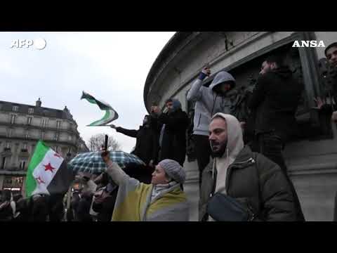 Siria, centinaia di manifestanti festeggiano a Parigi e Londra la caduta di Assad