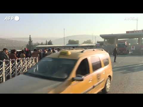 Siria, folla al confine con la Turchia dopo la cacciata di Assad