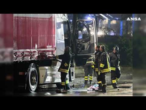 Milano, persona morta in un tir in fiamme