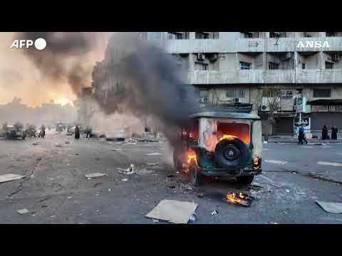 Siria, bruciato edificio governativo a Damasco