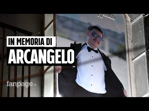 Fiaccolata per Arcangelo Correra nella piazza dove è stato ferito a morte dall’amico un mese fa