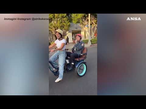 Damiano David conquista Los Angels con un karaoke su due ruote