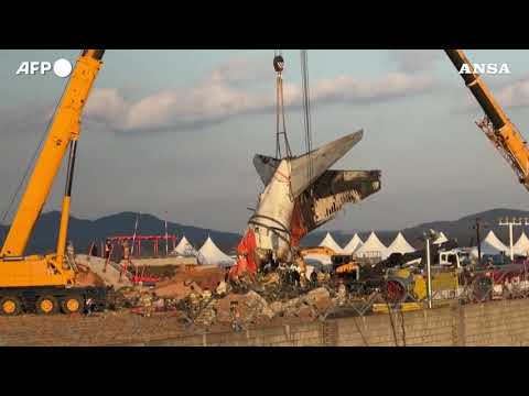 Corea del Sud, avviata la rimozione dei rottami del Boeing precipitato