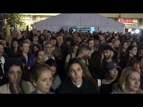 Israele, l’esultanza a Tel Aviv mentre le madri degli ostaggi assistono al loro rilascio