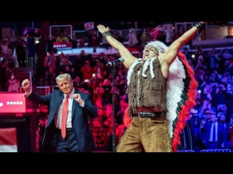 Trump scatenato, balla YMCA sul palco con i Village People