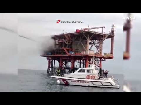 Fiamme sulla piattaforma petrolifera, l’intervento della Guardia costiera