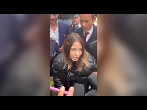 L’uscita dalla clinica di Cosenza di Valeria e della bimba