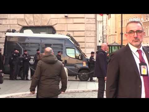 Almasri, Piantedosi entra in Senato per il question time